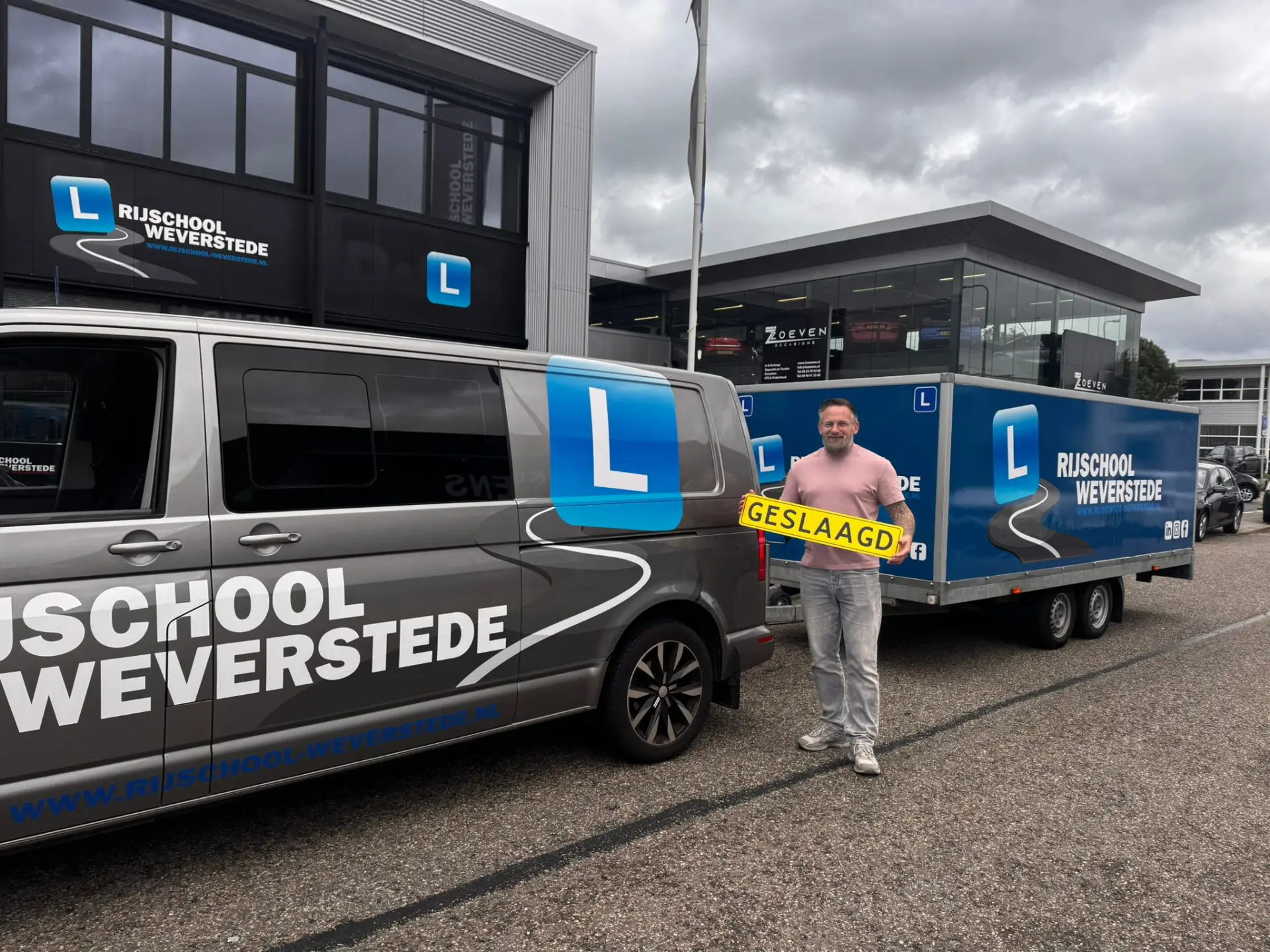 Geslaagde BE-cursist met aanhanger-combinatie van Rijschool Weverstede in Utrecht